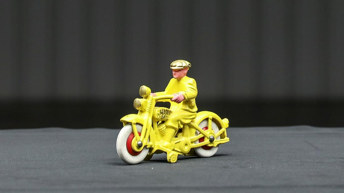 1930s Hubley Cast Iron Harley-Davidson Motorcycle Toy - (1 of 9)
