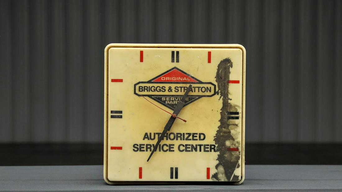 Briggs & Stratton Clock (1 of 3)