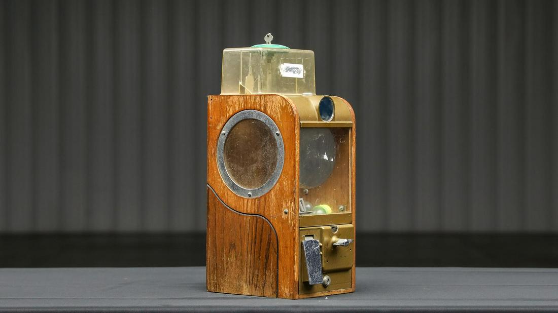 1930s Coin-Operated Gumball Slot Machine (1 of 10)