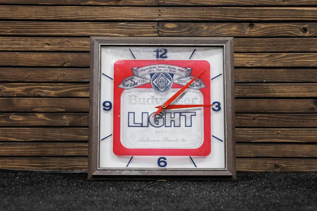Circa 1982 Budweiser Light Lighted Beer Clock (1 of 4)