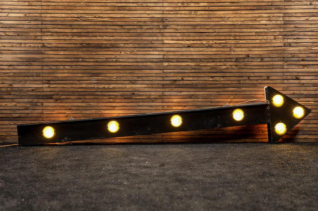 Large Flashing Arrow Sign (1327) on Apr 22, 2022 Worldwide