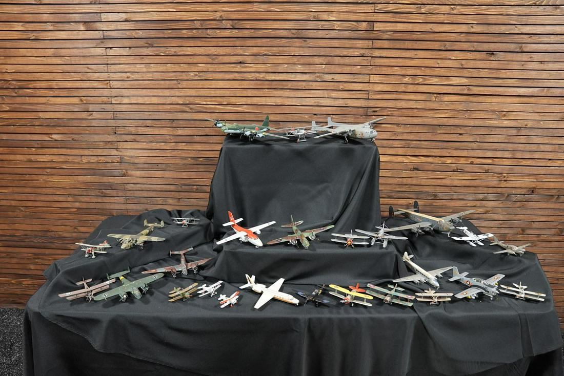 Lot of 27 Plastic Model Airplanes (1 of 5)