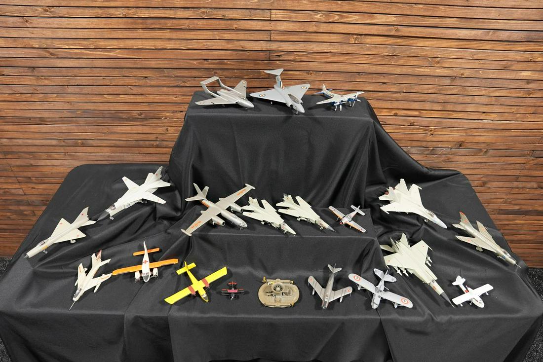 Lot of 19 Model Planes and 1 Hovercraft SR-N1 (1 of 5)