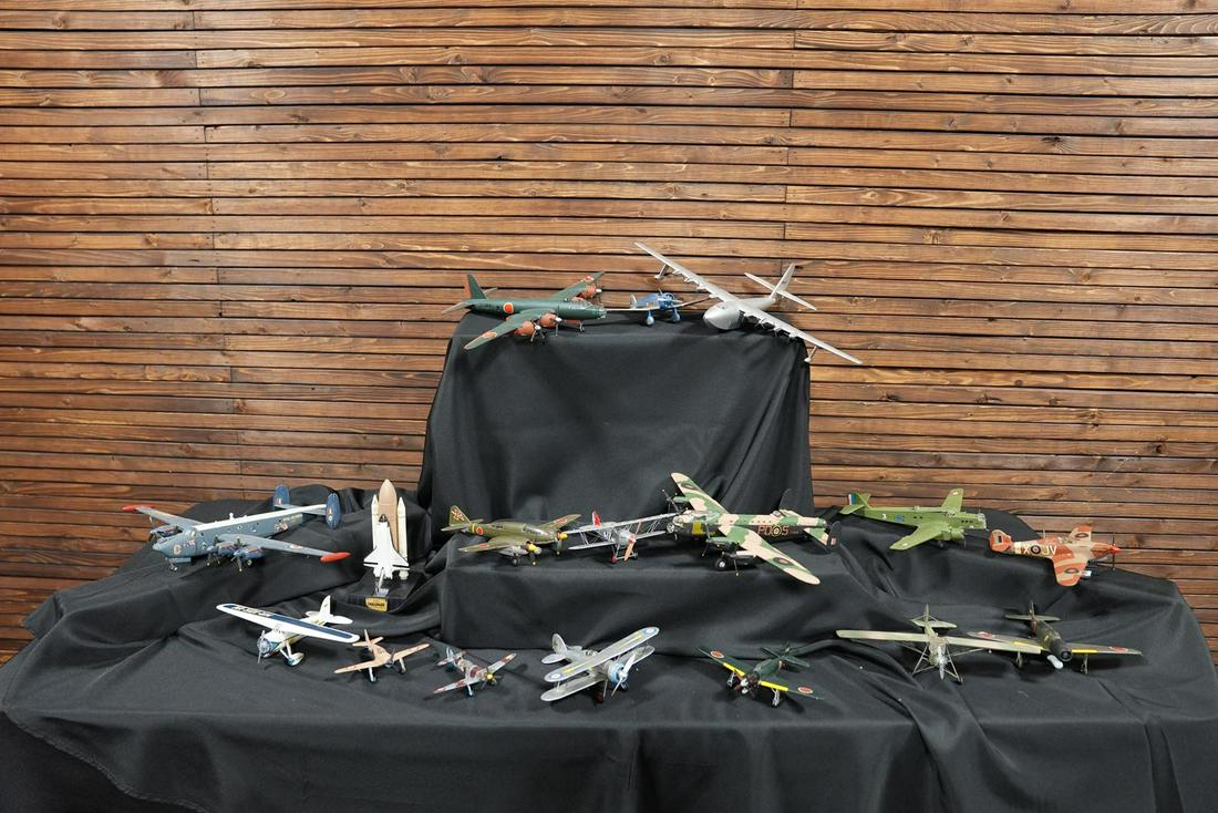 Lot of 17 Plastic Model Airplanes (1 of 5)