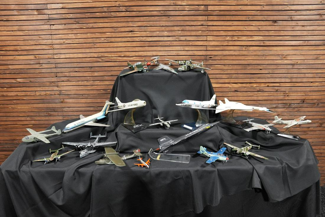 Lot of 18 Plastic Model Airplanes (1 of 5)