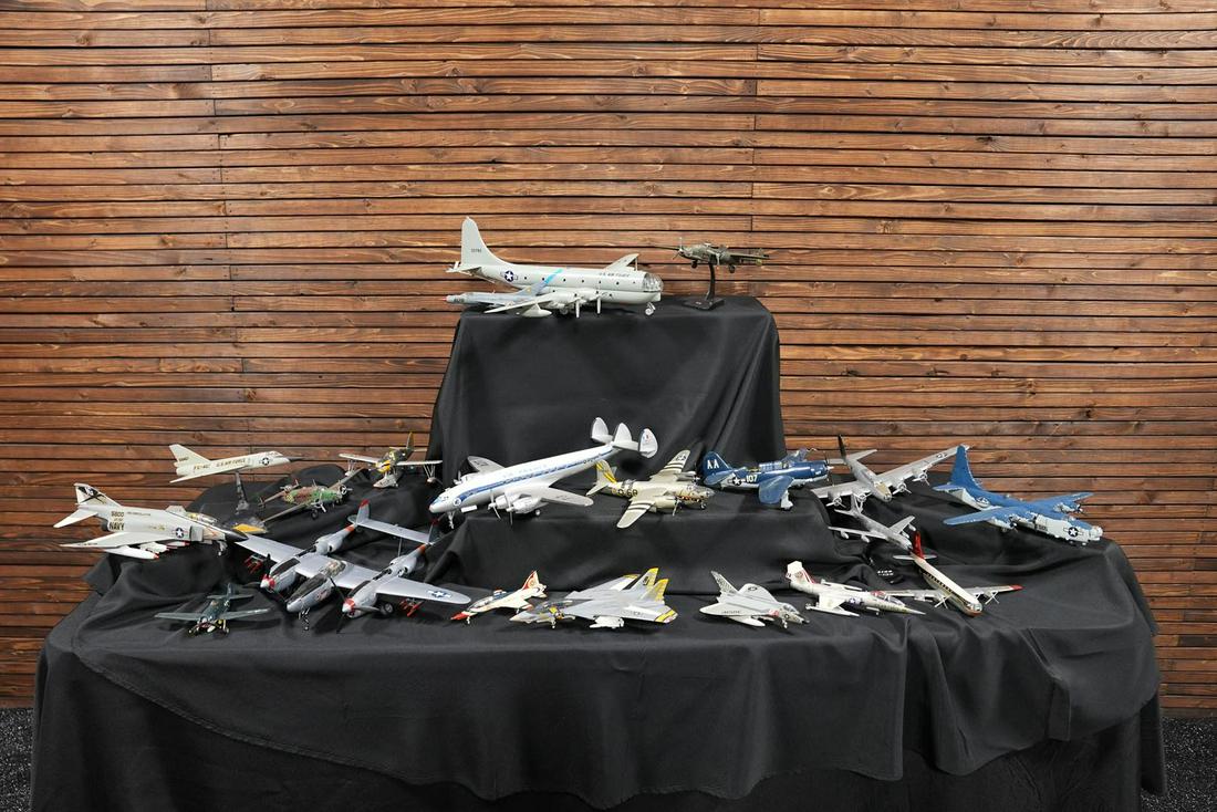 Lot of 20 Plastic Model Airplanes (1 of 5)