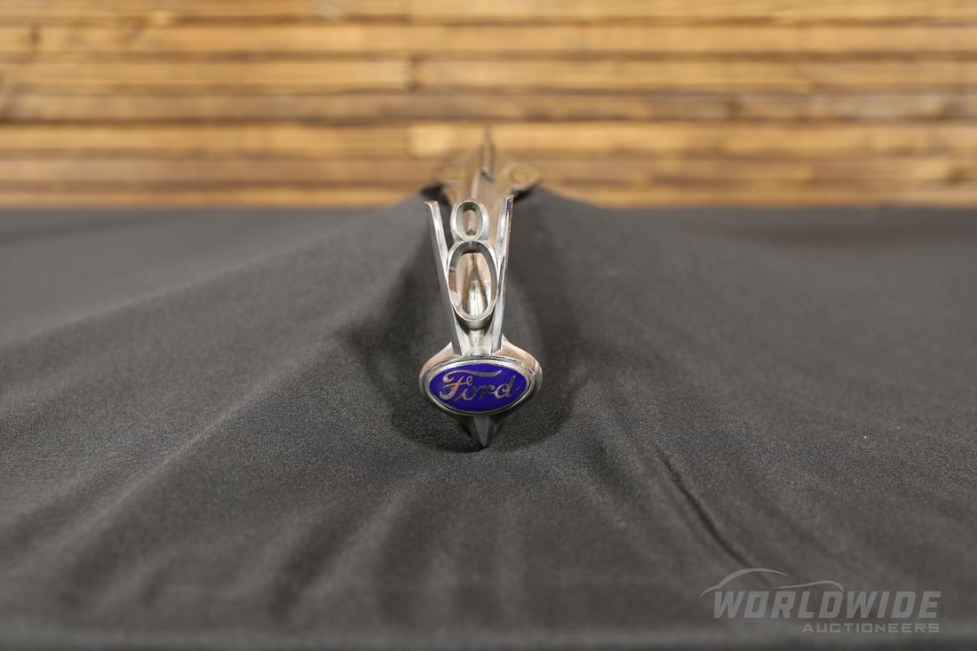 1935 Ford V8 Hood Ornament & Radiator Cap (1 of 15)