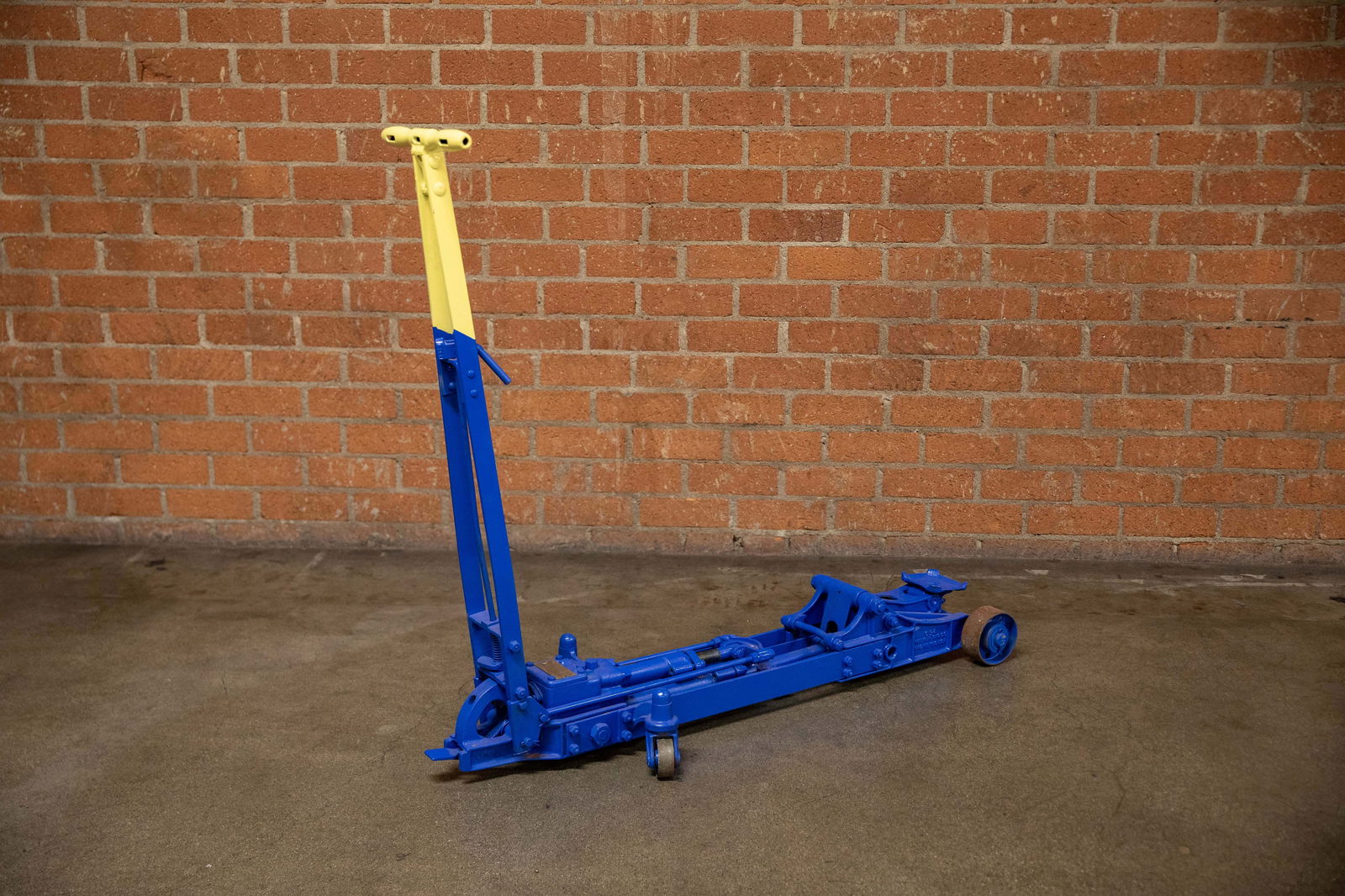 Walker Roll-A-Car Heavy-Duty Jack (1 of 6)