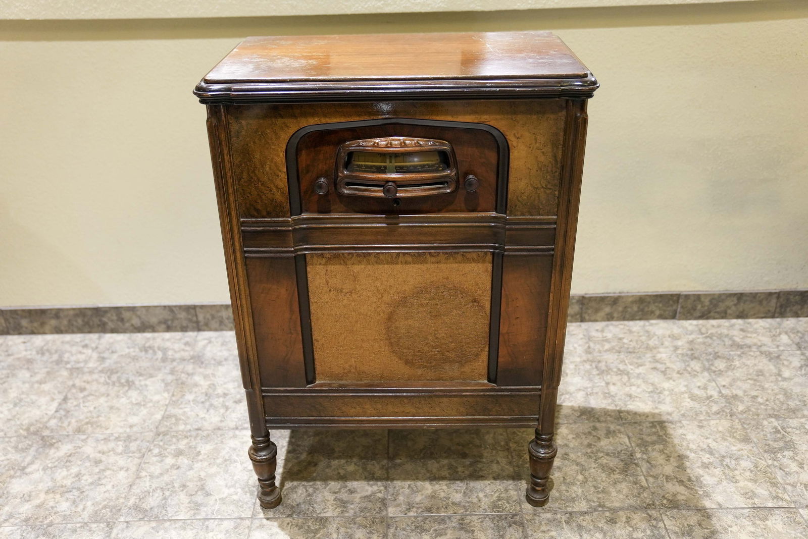 1929 RCA-Victor Floor Model "R32" Radio (1 of 9)
