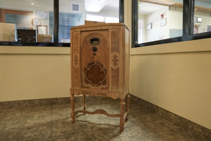 1930s Brunswick Floor Radio