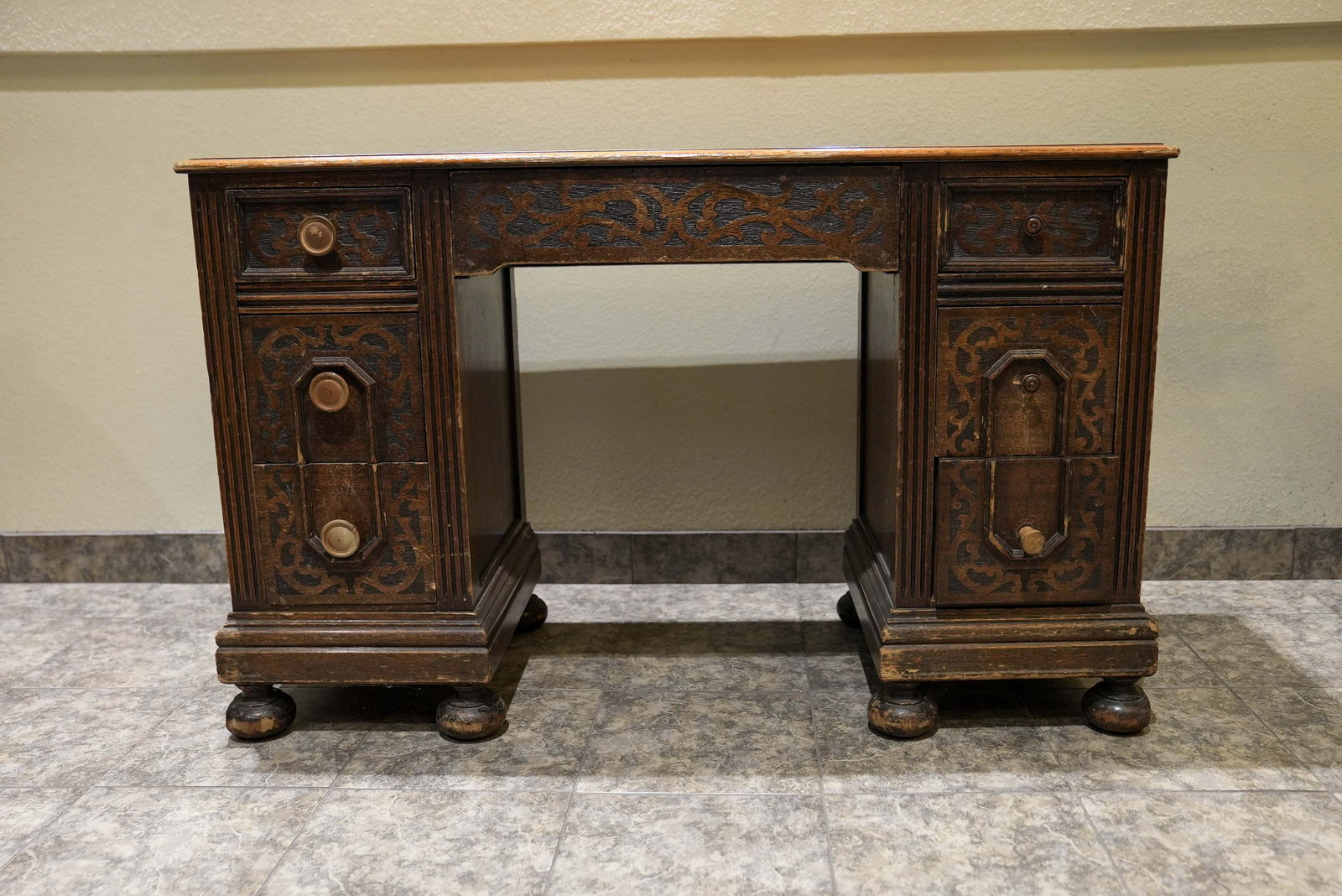 Ornate 1930s-Era Desk With Accessories: Ornate 1930s-Era Desk With Accessories - Offered Without Reserve ---- ITEM IS LOCATED IN EL SEGUNDO, CA ITEMS MUST BE PAID FOR AND REMOVED 5 DAYS AFTER THE AUCTION DATE. ANY ITEMS LEFT AFTER THAT WILL