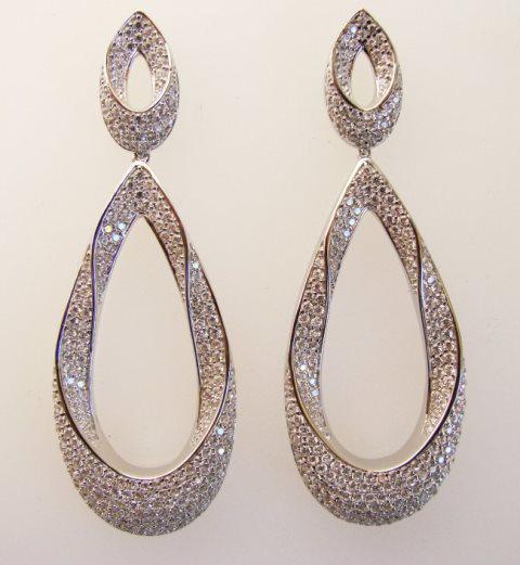 Creation Diamond Chandeliers Ear 5.85Ct 18k W/g Overlay: Creation Diamond Chandeliers Earrings and High Quality Item Item: Earrings Stone: 5.85 carat Round brilliant (Clarity: VVS, Color: F) Length: 2.5"x 9.10" inch, Thickness: 5.5mm Setting: Micro Pave 18k