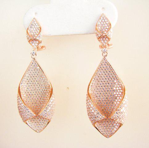 Creation Diamond Chandeliers Ear 5.24Ct 18k R/g Overlay: Creation Diamond Chandeliers Earrings and High Quality Item Item: Earrings Stone: 4.85 carat Round brilliant (Clarity: VVS, Color: F) Length: 2.1/4"L x 1/2"W inch Setting: Micro Pave 18k Rose gold ove