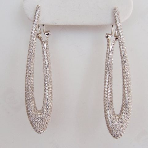 Creation Diamond Chandeliers Ear 4.85Ct 18k W/g Overlay: Creation Diamond Chandeliers Earrings and High Quality Item Item: Earrings Stone: 4.85 carat Round brilliant (Clarity: VVS, Color: F) Length: 2.1/4"L x 1/2"W inch Setting: Micro Pave 18k white gold ov