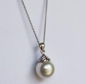 Swarovski Crystal Pearl 14mm Pandent 18k W/g overlay: Gems Type: Swarovski Crystal Pearl Item Pandent br>Measurement: 14 mm,Color: Creamery White 18k White Gold overlay 925 Silver Come With Chain 16"inch Long Estimate Retail: $350