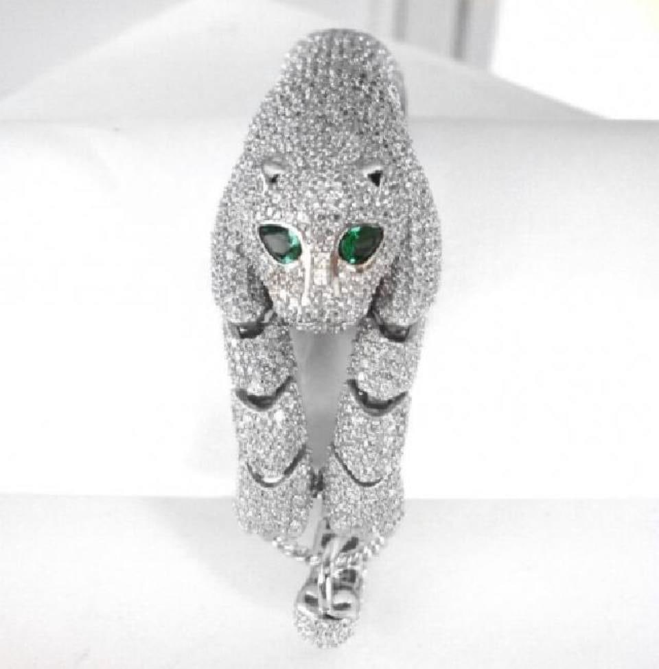 Creation Diamond Juguar Bracelet 23.05Ct 18kW/g Overaly: Creation Diamond & Green Garnet Qty: 1 Item: Bracelet Weight: 21.40 Carat Round Brilliant