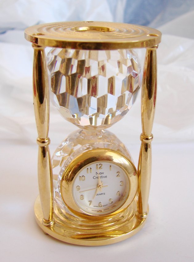 New Creative Quartz Clock Crystal 18k Y/g Filled: nNew Creative Quartz Clock Crystal Hour Glass Antique Style Material: Crystal Movement : Japan Movt Run: battery Type: Quartz Type: Desk Clocks Size: H 2.1/2"-W 1.1/2" inch