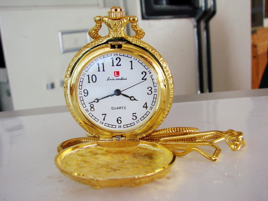 Pocket Watch 'L' Luis Cardini 18k Y/g Overlay: Pocket Watch Luis Cardini Quartz Japan Movement,18k Yellow Gold Overlay Design:Cross,Back Side Hand Carving Lustily Size:1.3/4 x 1.3/4 mm Come With Chain 14.5"-Run By Battery Estimated Value Price: $5