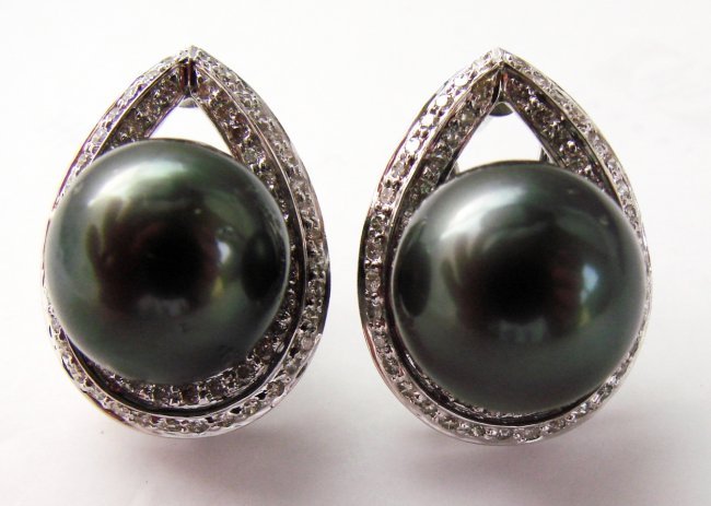 13mm Tahitian Pearl Diamond Earring 1.00Ct 18kW/g: Round Diamond: 1.00 carat 128 pieces (Clarity: VS2, Color: G) Pearl: 13 mm Grade: AAA Color: Black Shape: Round Luster: Nice Origin: Indonesia Metal: 18k white gold Weight:7.75gr