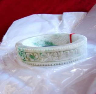 Cert Natural Jadeite Jade Carved Bangle Grade A SZ 7: Natural Jadeite Jade Bangle Certification (GDTC #891DB513126) Grade: A Weight:77.25 gram Color: White and Slightly Emerald Green Transparency: Semi -Transparent Shape & Cut: Solid Jade Band Haft Round
