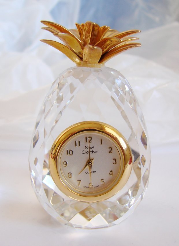 New Creative Quartz Clock Crystal 18k Y/g Filled: New Creative Quartz Clock Crystal Pineapple Antique Style Material: Crystal Movement : Japan Movt Run: battery Type: Quartz Type: Desk Clocks Size:H 2.1/4"-W 1.1/2" inch