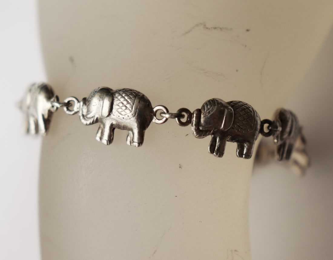 Elephant Bracelet Antique Handcrafts/925 Sliver: Elephant Bracelet Antique Handcrafts Size 7.75" Long Width: 11 mm Weight: 12.20 grams This item was made by Handcrafts Estimated Value Price: $1,480