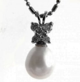 Culture Pearl-Diamond Butterfly Pendant.27Ct 14k W/g