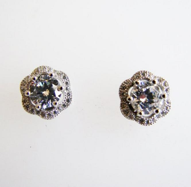 Creation Diamond Earrings Flower 2.32Ct 18k W/g Overlay: Gem: Creation Diamond Qty: Pairs Item: Earrings Diameter: 10 mm Measurement: 6 mm 2 Pcs Center stone: 1.90 carat Round shape 48 Pcs Creation Diamond: .42 carat round (Clarity: VSI, Color: E) Metal: 18