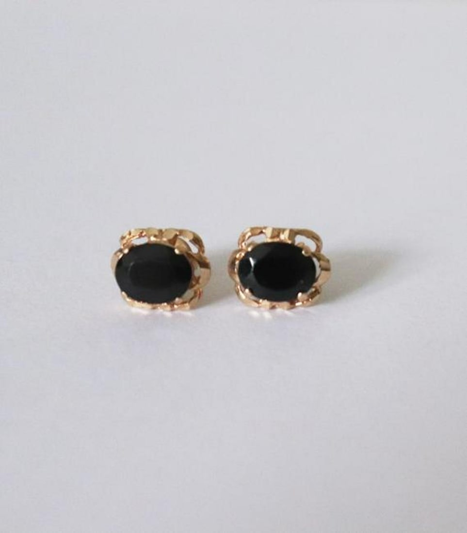 Natural Onyx Stud Earring 5.24Ct 18k R/g: Gems Type: Natural Onyx Item: Earrings Stone Weight: 5.24 Carat Oval Facet Measurement: 9x7 mm Clarity:Opaque/Color: Black Origin:Brazil Metal: 18k Rose Gold Weight: 2.78grams Stud Post/Backing<