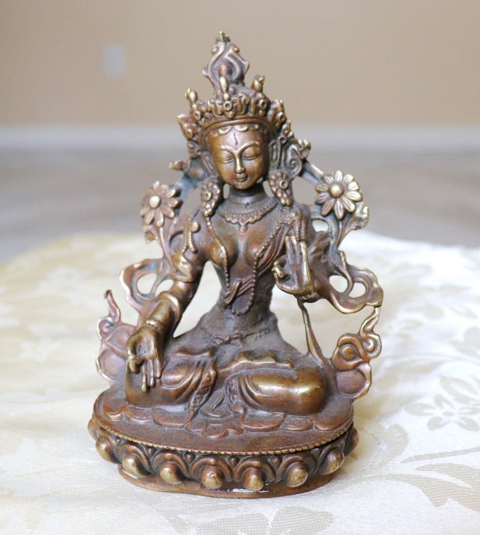 Chinese Gilt Bronze Seated Guanyin Statue 12th Century: Chinese Gilt Bronze Seated Guanyin Statue 12th Century Antiques by Handcrafted Collection item Color: Gold and Brown Texture Material: Solid Bronze Height: 5.75" x Width: 4" Weight: 1.08 Pounds Equal