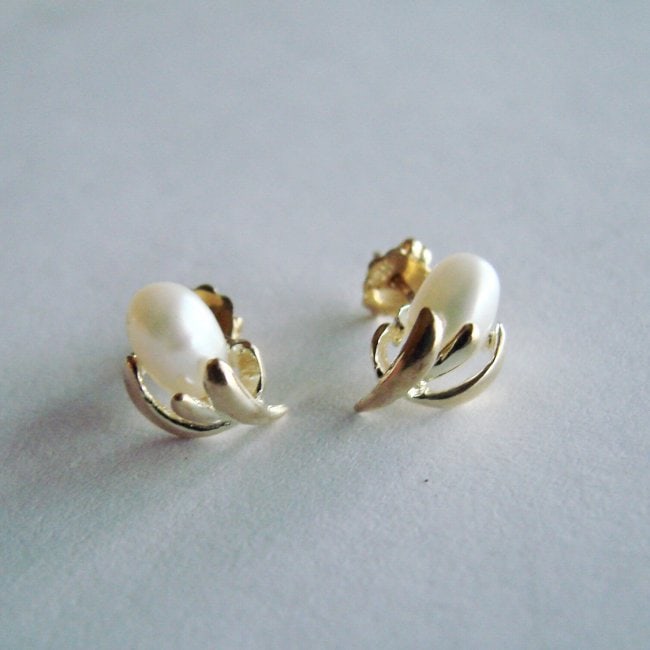 Culture Pearl 4.5 mm Stud Earrings 14k Y/g: Gem Type: Culture Pearl Item: Stud Earrings Pearl Measurement 4.5 mm Grad A,Color White 14k Yellow Gold Weight: 1.10 grams Style: Unique Design Estimated Value Price $983