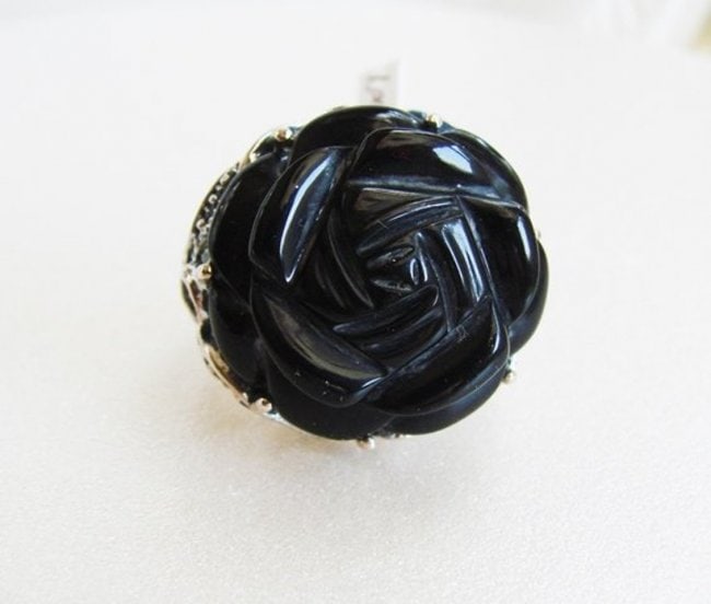 Vintage Black Onyx Carved Rose Design: Gem Type: Natural Carved Black Onyx Item Name: Vintage Black Onyx Rose Face Size: 1/2 Size: 8 Band thickness: 3-4mm Design: Vintage 925 Silver weights: 6.20 grams Estimate Retail: $650