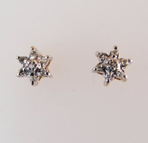 Diamond Flower Stud Earring .12 Ct 14k Y/g: Gems Type: Natural Diamonds Item: Earrings Diamonds 14 Pieces, Weight: .12 Carat Round Brilliant Clarity: SI3-Color: H-Treatment: None Metal:14k Yellow Gold, Weight: 1.00 grams Setting: Stud Post/Back