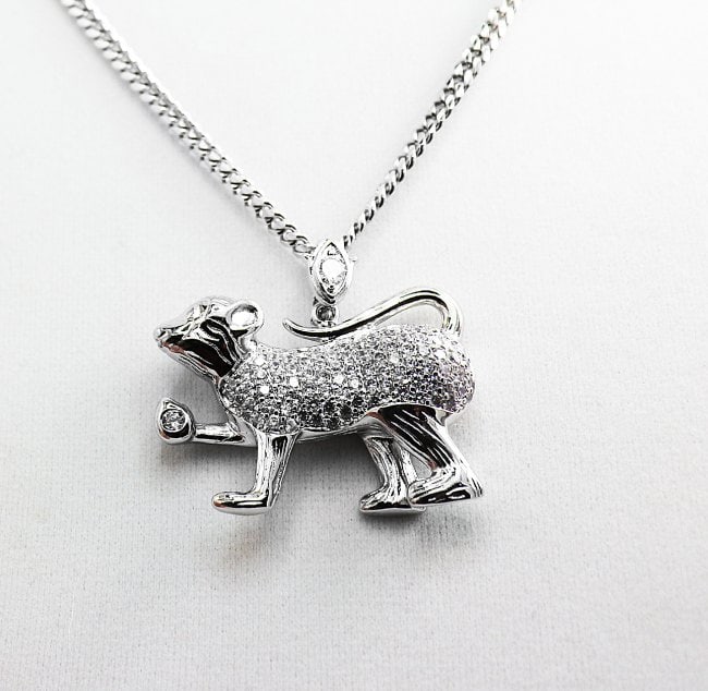 Monkey Figure Pendant 18K Whit Gold Overly Brass: tem: Monkey Pendant White Stone: Cubic Zirconia round brilliant Metal: 18k white gold overlay Brass Weight: 21.24 grams Pendant Size: 25x40mm No chains come with Condition: New High Quality Handmade