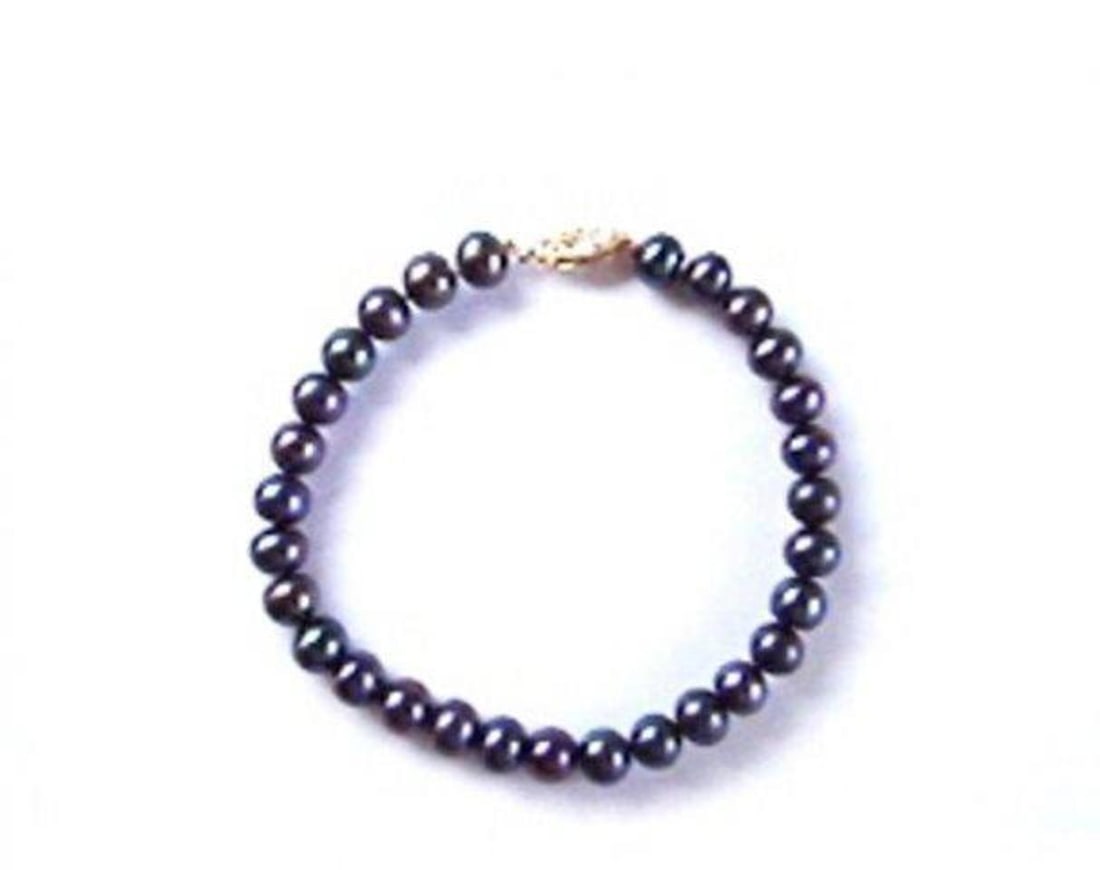 Black Culture Pearl Bracellet 7 Mm 14k Yellow Gold: Gem Type: Black Culture Pearl Measurement: 7 mm Color: Black Luster: Fine Shape: Near round to off-round Bracelet: 7"inch Each flawlessly round pearl 14k Yellow Gold Fish clasp Estimated Value P
