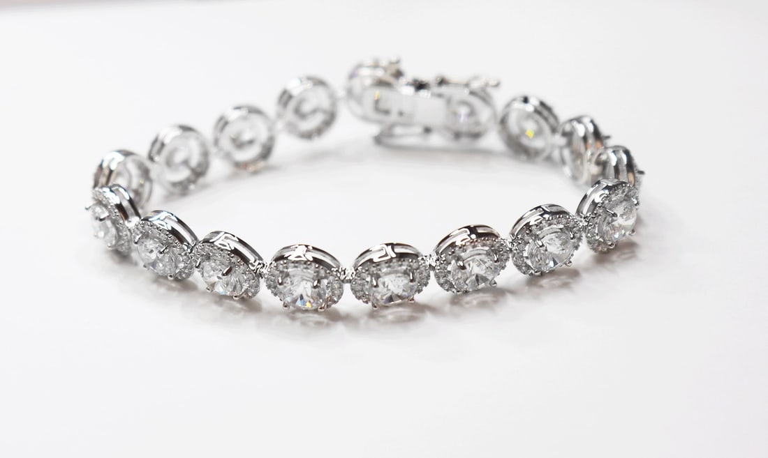 Creation, Diamond Bracelet 19.65CT 18k W/G Overlay 925: Gem Type: Creation, Diamond Item: Bracelet Big Stone: 17.00 Carat round brilliant Clarity: VS1, Color: F Small Stone: 2.65 Carat round brilliant Clarity: VS1, Color: G Metal: 18k white gold overlay 92