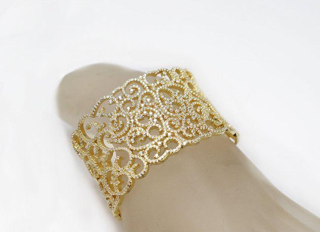 Creation Diamond Clips Bangle 9.87Ct 18k Y/g Overlay: Gem Type: Creation Diamonds High Quality Item Item: Clips Bangle Weight: 9.87 Carat Round Brilliant Clarity: VVS, Color: D Setting: Prong Metal: 18k Yellow gold overlay 925 silver Weight: 62.38 grams