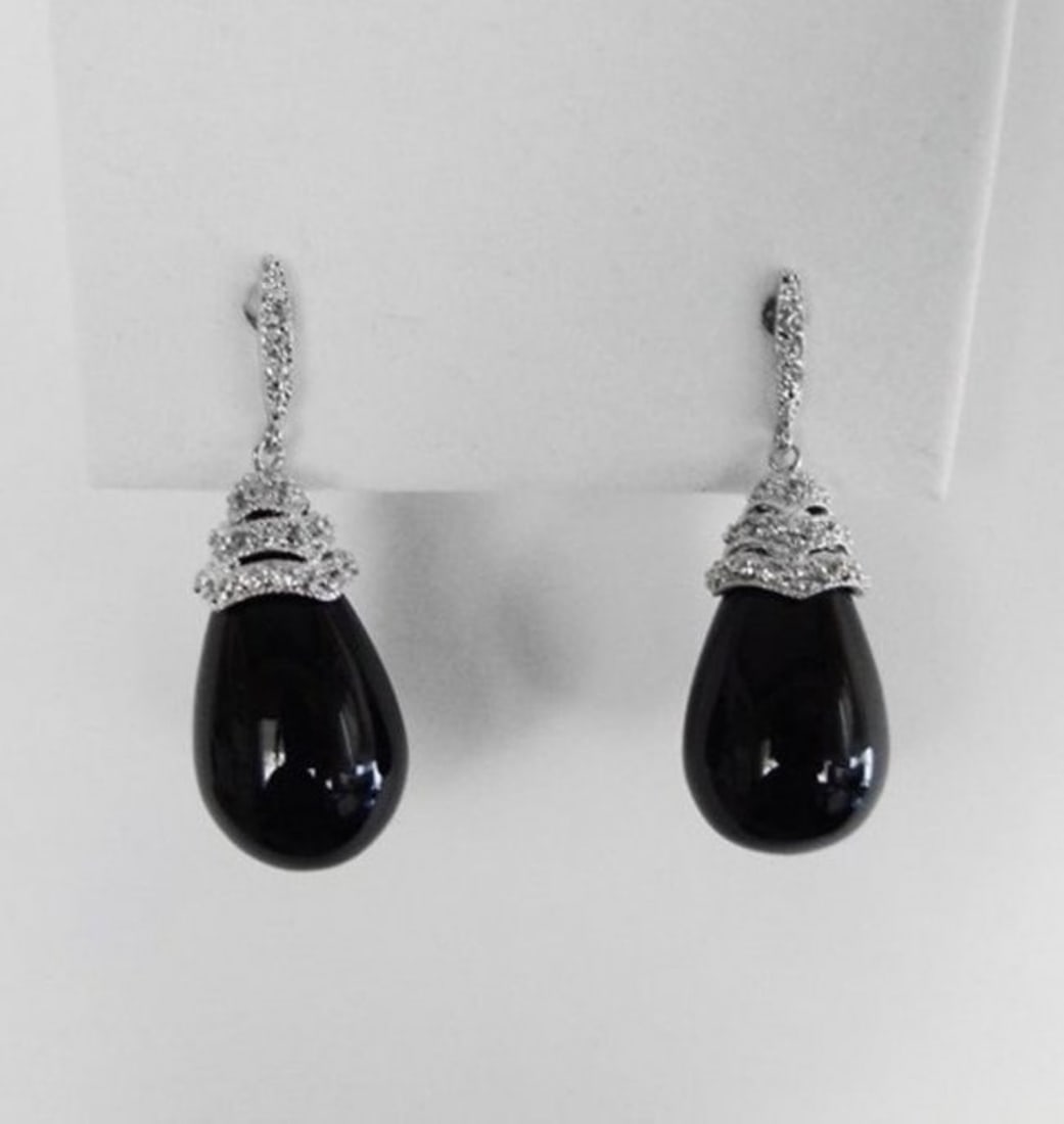 Natural Oxny Earrings 27.50Ct 18k W/g Overlay: Gem Type: Natural Oxny,Creation Diamond Qty: 1 Pairs Item: Earrings Creation Diamond 70Pce Weight: 1.40 Carat round Brilliant Clarity: VS, Color G Oxny weight: 26.10 Carat Pear Drop Shaped