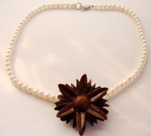 Elegant Pearl Necklace Flower Pendant: Gemstone: Natural Culture Pearl and Carvd Wood Flower Quantity: 1 Pendant Diameter: 1.25"x1.25" Pearl: Grade A Color: White Shape: Oval Necklace: 16"inch Clasp: Lobter Silver Flower Design From