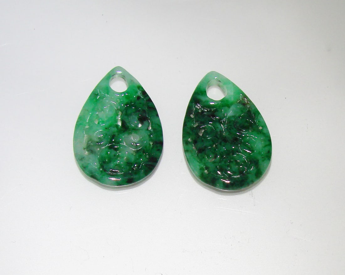 Natural Jade Jadeite Carved Earrings Grade: "A": Gem Type: Natural Jade Jadeite Qty: Pairs Grade: A Item: Earrings Weight: 3.90 grams Height: 1" x Width: .75" Thickness: 3 mm Shape: Pear Hand carved: Leaf/Ruyi Coin Design Color:Dark Gre