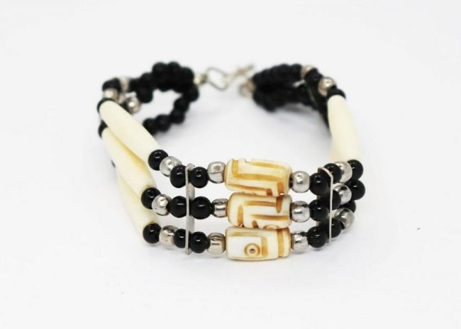 3 Layer Bead/Onyx/Bone/Silver 4 Dived Bracelet: Gem Type: Natural/Onyx and Bone Quality: 1 Item: 3 Layer Bracelets Weight: 20 grams Length: 7.5 Width: 22mm Onyx: 4.4mm Bone: L28 mm to L 11mm, Width: 6.3 mm to 7mm Metal: Sterling Silver 