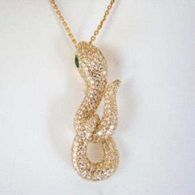Creation Diamond Snake Pendant 3.28Ct 18k Y/g Overlay: Creation Diamond & Green Garnet High Quality Item: Pendant Weight: 3.03 Carat Round Brilliant Clarity: VVS, Color: F Green Garnet:.25 Carat Marquise Cut Clarity: VVS, Color: Green Earrings Size: L 1.1