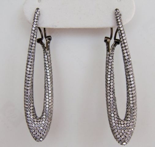Creation Diamond Chandeliers Ear 4.85Ct 18k B/g Overlay: Creation Diamond Chandeliers Earrings and High Quality Item Item: Earrings Stone: 4.85 carat Round brilliant (Clarity: VVS, Color: F) Length: 2.1/4"L x 1/2"W inch Setting: Micro Pave 18k Antique gold 