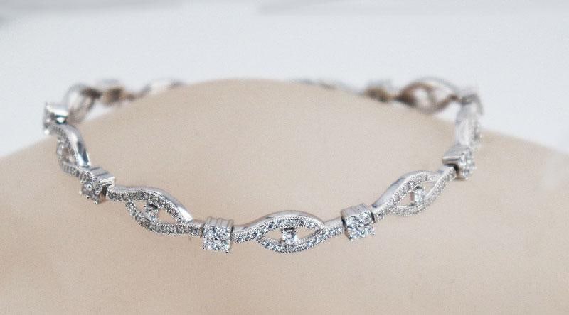 Bracelet Creation, Diamond 3.20 Ct 18k W/g Overlay Silver: Gem Type: Creation, Diamond High Quality Itemt Item: Bracelet Weight: 3.20 Carat Clarity: VSI Color: G Shape: Round Length: 7 inch Width: .50 inch Metal: 11.14 grams 18k gold overlay 925