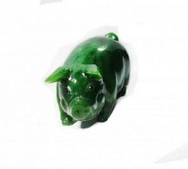 Canada Solid Natural Jade Carved Pig 1.20 pound: Gem Type: Natural Solid Canada Jade Item: Pig Weight: 1.20 pound Length: 4.25" High: 2" Thickness: 2.60" Clarity: Opaque/Color: Emerald Green Origin: Canada Workmanship: Hand Carved