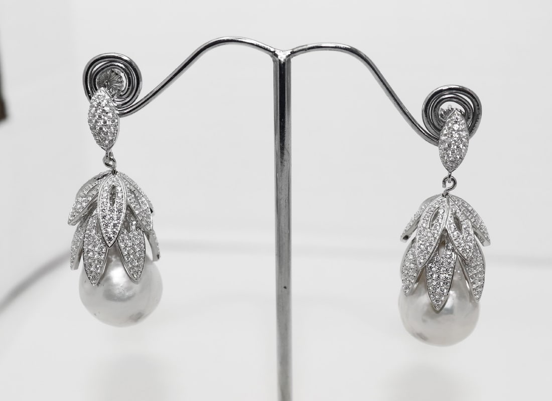 Cultured Baroque Pearl/Creation-Diamonds Earrings 1.00 Ct 14k W/g Overlay 925: Gem: Natural Cultured Baroque Pearl/Creation, diamond Item: Earrings Baroque Pearl: 15mm-Luster: Good-Color: White Creamy Small Stone: 1.00 Carat round brilliant Length: 1.70? Metal: 14k white gold ov
