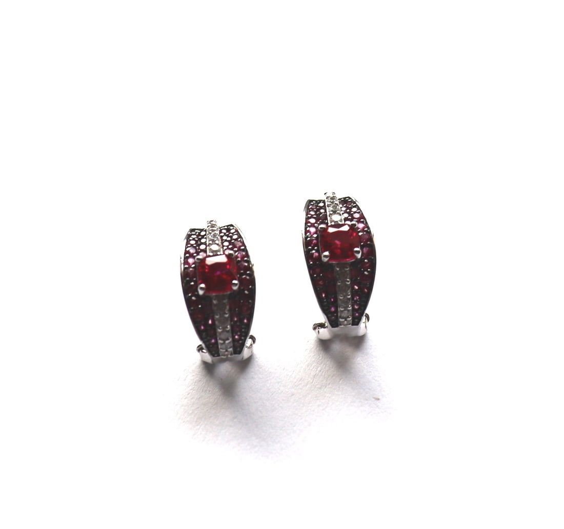 Creation Dia/Ruby Earrings 7.50Ct 18k W/g Overlay: Creation Diamonds/Ruby Earrings and high quality Item Item: Earrings Quantity: 1 Pairs Creation Diamond: .56 carat Round brilliant (Clarity: VVS1, Color D-E) Creation Ruby: 6.94 Carat Round/Princess