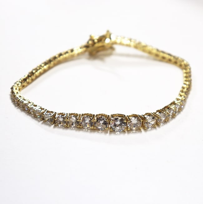 Creation, Diamond 8.45Ct Carat 18k Y/G Overlay 925: Gem Type: Creation, Item: Bracelet White Stone: 8.45 Carat round brilliant Clarity: Vs1, Color: F Metal: 18k yellow gold overlay 925, Weight: 11.05 grams Style: Tennis Graduate Length: 7 inches This