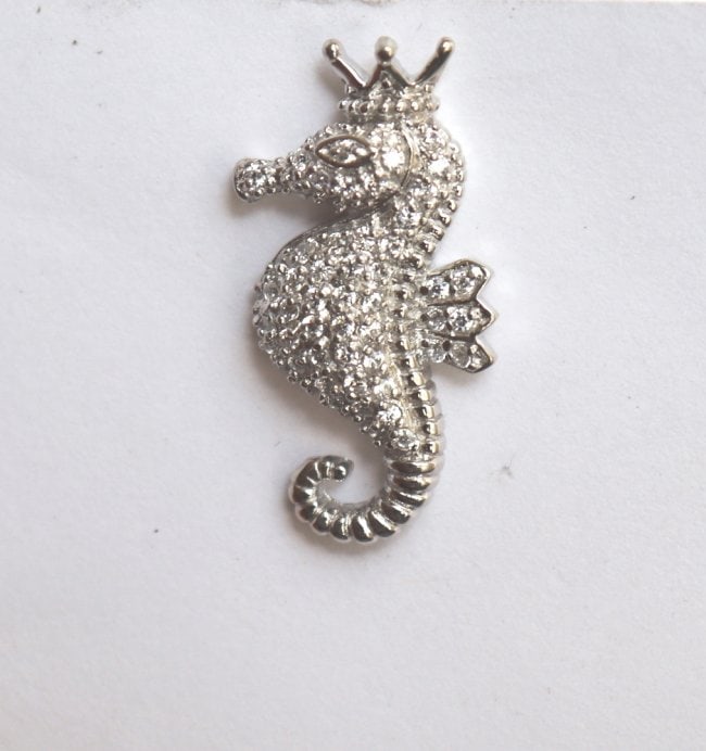 ing Sea Horse Tie Pin Creation, Diamond 18k W/g Overlay: Gems Type: Creation, Diamond King Sea Horse High Quality Item: Tie Pin 55 Pieces: 1.15 carat Round brilliant Clarity: VVS, Color: F Metal: 18k white gold overlay 925 silver Weight: 4.80 gram Size: L