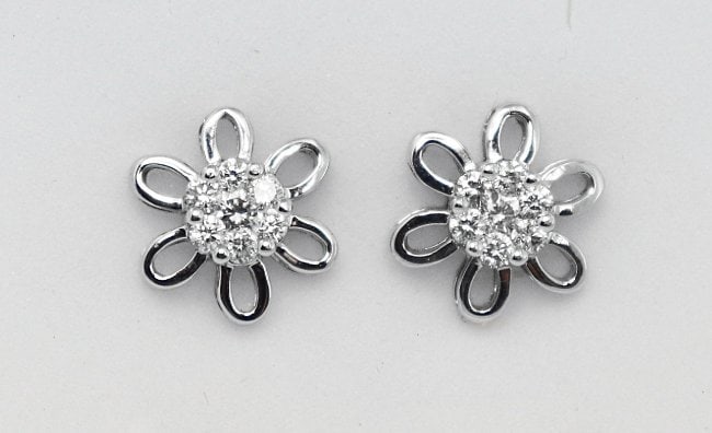 Rosita Diamond Earring: .82 Carat 14k W/g: Gem type: Natural Diamond Qty: 1 pairs Item: Earring (Post/Backing) Diameter: 1/2"x1/2" Condition: New Total diamond weight:.82 carat 14 pieces round brilliant Clarity: VS1,Color: F, Treatment: None